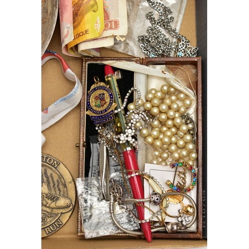 96 - AN ASSORMENT OF WHITE METAL JEWELLERY, COSTUME JEWELLERY, WATCHES, COINS AND BANKNOTES, VANITY SET, ... 