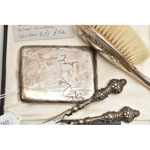 134 - A SELECTION OF SILVER AND WHITE METAL ITEMS, to include a 1920s silver Japanese cigar case, stamped ... 