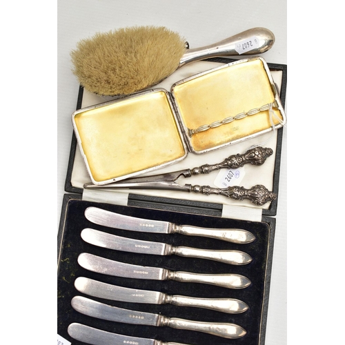 134 - A SELECTION OF SILVER AND WHITE METAL ITEMS, to include a 1920s silver Japanese cigar case, stamped ... 