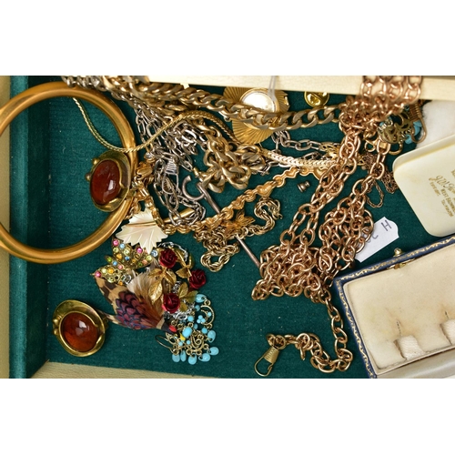 142 - AN ASSORTMENT OF JEWELLERY, to include an early 20th century gold front and back locket, a white met... 