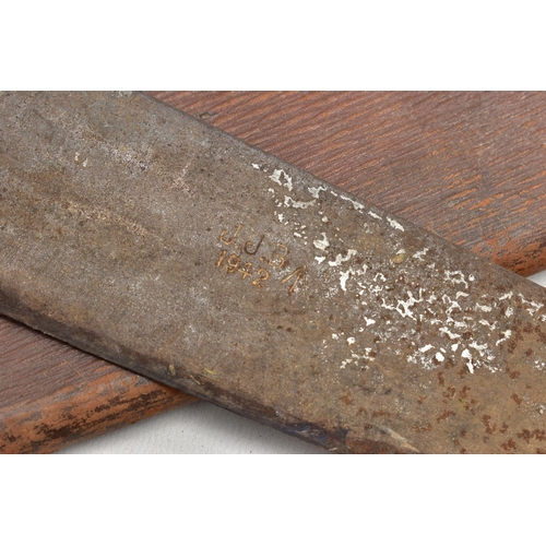 156 - AN EXAMPLE OF A WORLD WAR TWO 'Endure' Machete, complete with leather scabbard, the blade has the ma... 