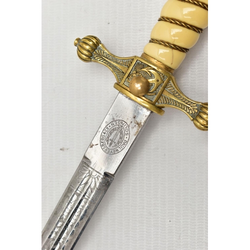 160 - A WORLD WAR 2 GERMAN NAVAL (KRIEGSMARINE) OFFICERS DIRK (DAGGER), this example being by the maker Pa... 