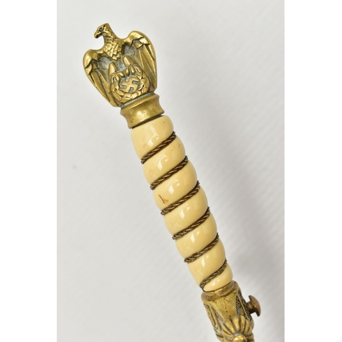 160 - A WORLD WAR 2 GERMAN NAVAL (KRIEGSMARINE) OFFICERS DIRK (DAGGER), this example being by the maker Pa... 