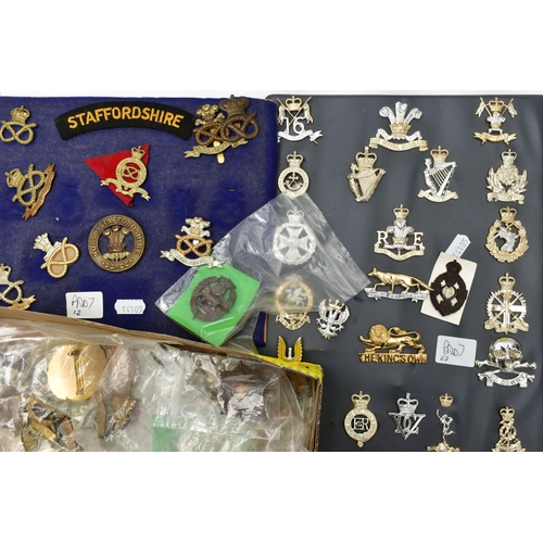 165 - A LARGE BOX OF SEVERAL DISPLAY PADS OF MILITARY CAP BADGES, shoulder titles, Airborne etc, staybrigh... 