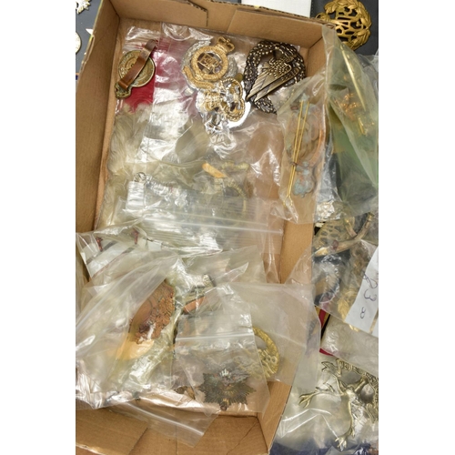 165 - A LARGE BOX OF SEVERAL DISPLAY PADS OF MILITARY CAP BADGES, shoulder titles, Airborne etc, staybrigh... 