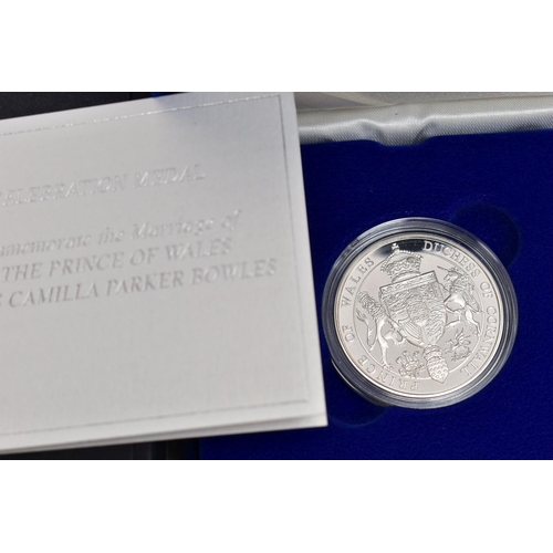 21 - A SMALL AMOUNT OF ROYAL MINT  SILVER PROOF AND BU COINS, to include Henry VIII and Mary Rose silver ... 