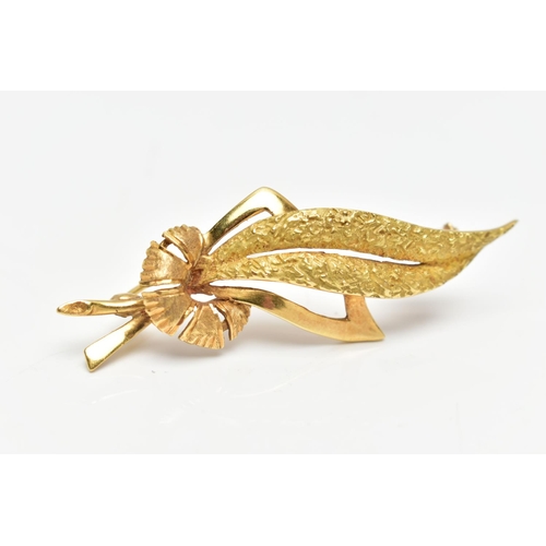 90 - A MID 20TH CENTURY YELLOW METAL BROOCH, designed as a floral brooch with a polished and textured fin... 