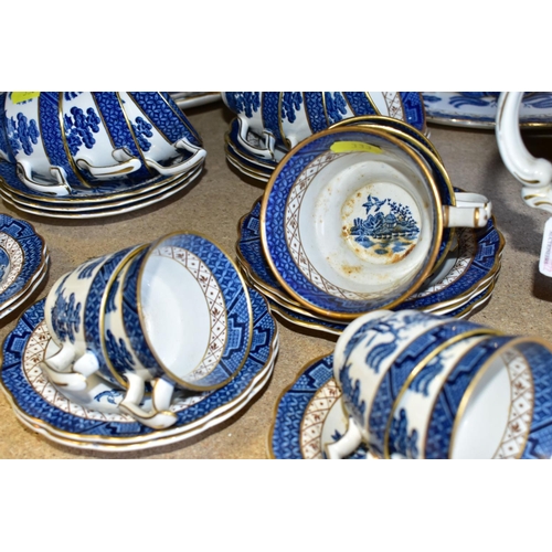 333 - A  QUANTITY OF BOOTHS 'REAL OLD WILLOW'  A 8025 PATTERN DINNERWARE AND TEAWARE, comprising a coffee ... 