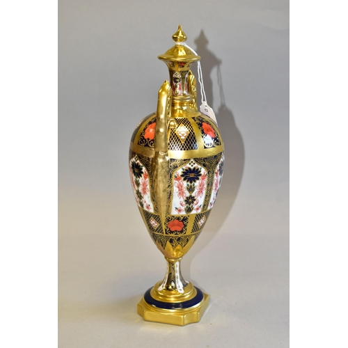 339 - A ROYAL CROWN DERBY IMARI 1128 SOLID GOLD BAND TWIN HANDLED VASE AND FIXED COVER, short pedestal and... 