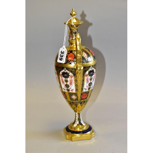 339 - A ROYAL CROWN DERBY IMARI 1128 SOLID GOLD BAND TWIN HANDLED VASE AND FIXED COVER, short pedestal and... 