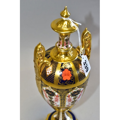 339 - A ROYAL CROWN DERBY IMARI 1128 SOLID GOLD BAND TWIN HANDLED VASE AND FIXED COVER, short pedestal and... 