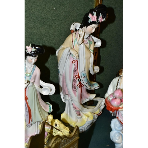 352 - A GROUP OF ORIENTAL CERAMICS AND SUNDRY ITEMS, to include five oriental figurines depicting ladies r... 