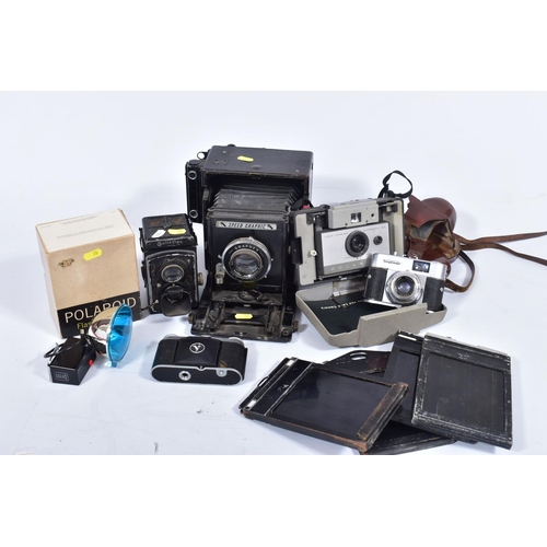 38 - A ROLLEIFLEX MODEL 622 OLD STANDARD TLR CAMERA, a Graphex Miniature Speed Graphic box camera with pl... 