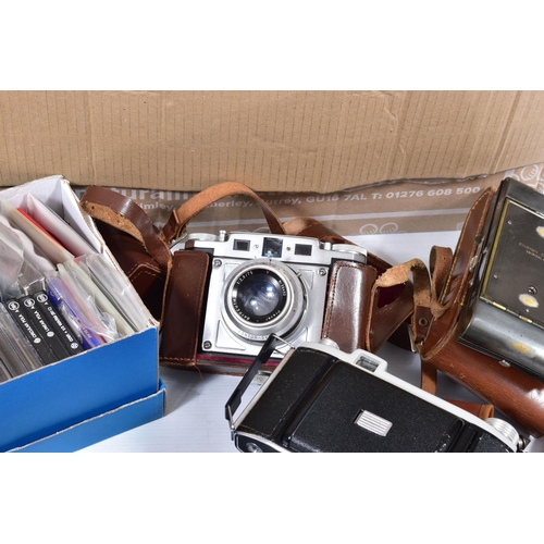 61 - A TRAY CONTAINING DIGITAL AND FILM CAMERAS including a Pentax MZ-50 Film SLR with a 35-80mm f4 lens ... 