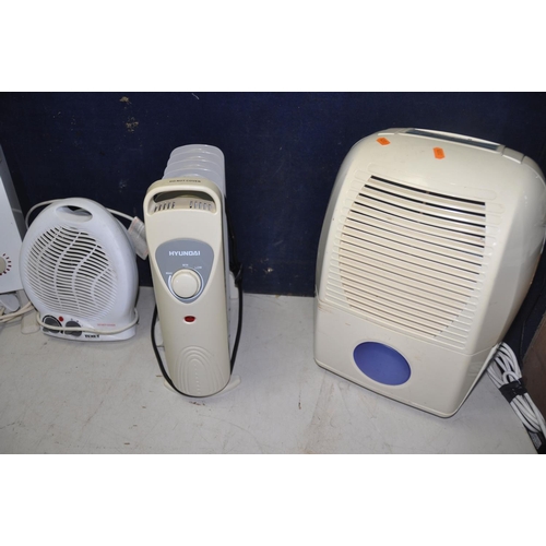 1077 - A COLLECTION OF HEATERS to include a Hyundai C11-7 oil filled radiator, Glen 2171 panel heater, Easy... 