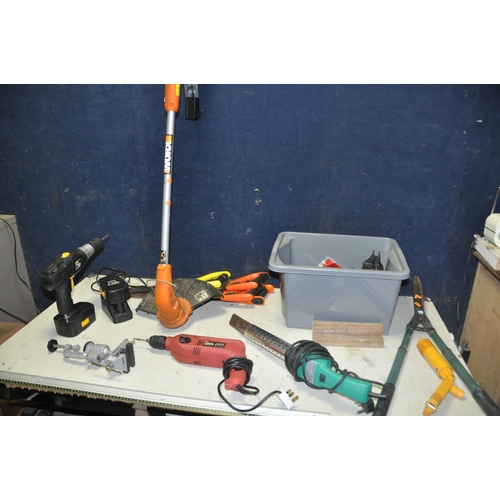 1079 - A COLLECTION OF TOOLS to include a Worx WG154E cordless hedge trimmer, Bergman weed burner, Power de... 