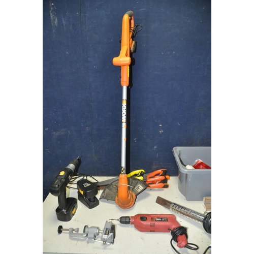 1079 - A COLLECTION OF TOOLS to include a Worx WG154E cordless hedge trimmer, Bergman weed burner, Power de... 