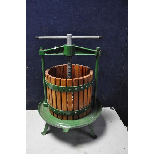 1084 - A VIGO 9 LITRE FRUIT PRESS