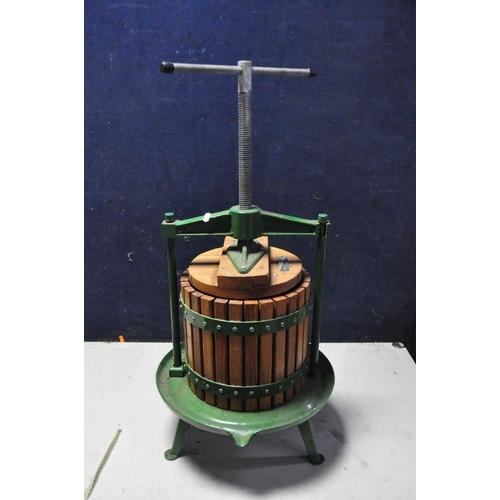 1084 - A VIGO 9 LITRE FRUIT PRESS