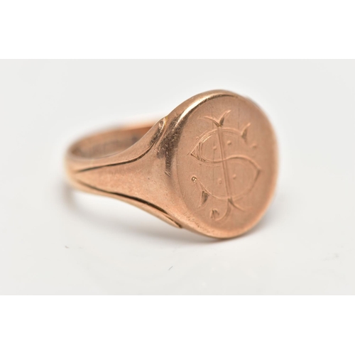 17 - AN EARLY 20TH CENTURY, 9CT GOLD SIGNET RING, polished oval form with engraved initials, tapering sho... 