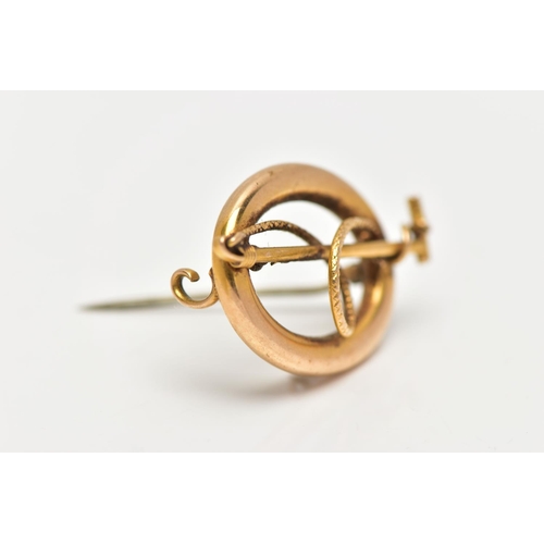 19 - A LATE VICTORIAN HUNTING BROOCH, of an oval openwork form, displaying a riding crop and rope, approx... 