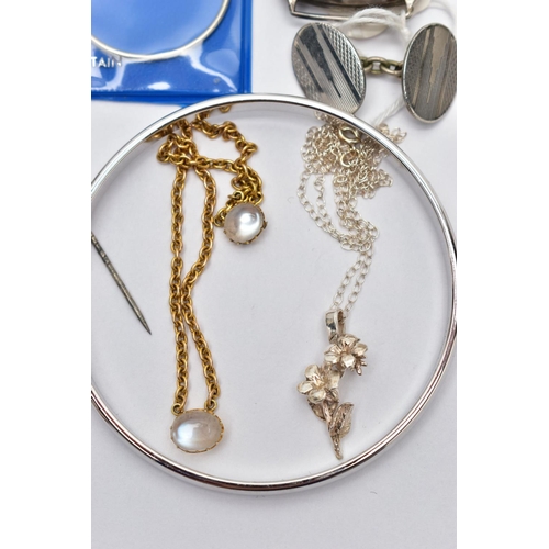 48 - A BROKEN YELLOW METAL CHAIN, SELECTION OF SILVER ITEMS AND WHITE METAL JEWELLERY, to include an AF d... 