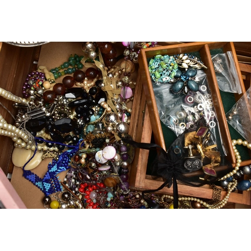 61 - FOUR SILVER NAPKIN RINGS AND A BOX OF ASSORTED COSTUME JEWELLERY, to include four thin wavy rim napk... 