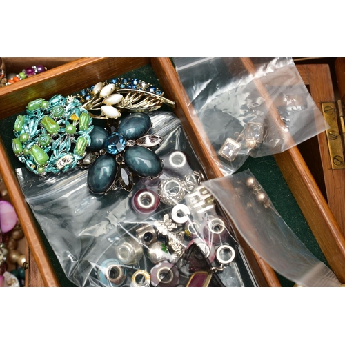 61 - FOUR SILVER NAPKIN RINGS AND A BOX OF ASSORTED COSTUME JEWELLERY, to include four thin wavy rim napk... 