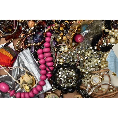 65 - A SMALL QUANTITY OF YELLLOW METAL JEWELLRY AND A BOX OF COSTUME JEWELLERY, to include a single yello... 