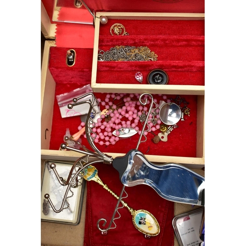 67 - A BOX OF ASSORTED COSTUME JEWELLERY AND ITEMS, to include a lid box filled with trinket boxes, brooc... 