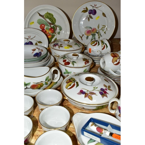 348 - A GROUP OF ROYAL WORCESTER EVESHAM PATTERN OVEN TO TABLE WARES, A SMALL QUANTITY OF PORTMEIRION POMO... 