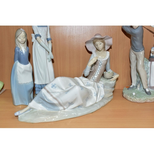 392 - A LLADRO FIGURE OF A GOLFER 4824, sculpted by Vicente Martinez, issued 1972, printed and impressed m... 