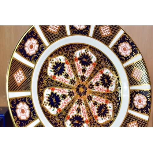 418 - A BOXED ROYAL CROWN DERBY 'THE YORKSHIRE ROSE PLATE' in Imari pattern with Yorkshire Rose motifs, ex... 