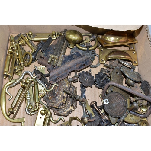 437 - ONE BOX OF ASSORTED BRASS HANDLES AND DOOR FURNITURE, to include brass window fasteners, door knobs,... 