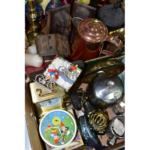 485 - TWO BOXES AND LOOSE LAMPS, METAL WARES AND MISCELLANEOUS ITEMS, to include an Aladdin No.23 oil lamp... 