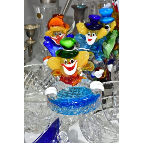 505 - A GROUP OF GLASS WARES AND SUNDRY ITEMS, to include four art glass clown figures, an art glass clown... 