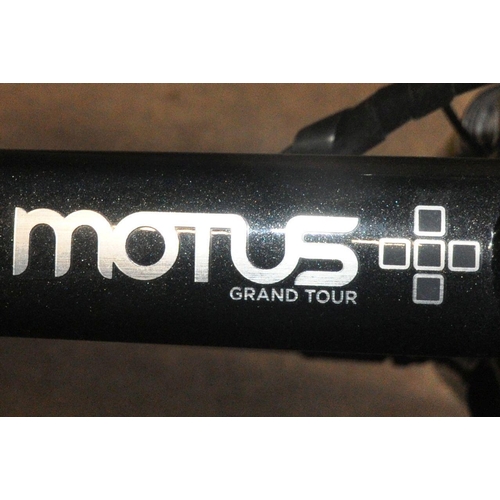 1000 - A RALEIGH MOTUS GRAND TOUR ELECTRIC BICYCLE with one battery, charger, battery and wheel lock keys, ... 