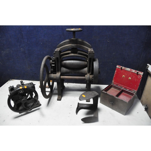 1056 - AN ANTIQUE SINGER 29K58 LEATHER SEWING MACHINE (condition:- well rusted, mechanism turns, with origi... 