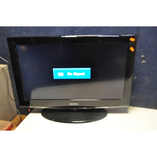 1060 - A SAMSUNG LE32A456C2D 32in TV with remote (PAT pass and working)