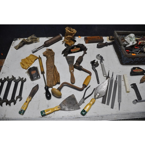 1071 - A SELECTION OF VINTAGE TOOLS to include a boxed Stanley Bailey No4 plane, spanners, files, sharpenin... 