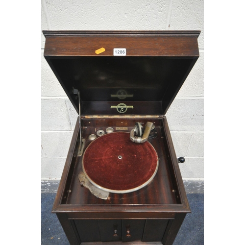 1286 - A COLUMBIA GRAMOPHONE CABINET COMPANY LTD OAK CASED GRAMOPHONE, with a hinged lid, serial No.124A, w... 