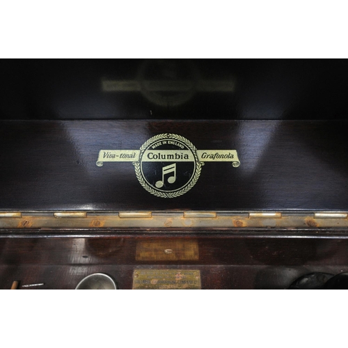 1286 - A COLUMBIA GRAMOPHONE CABINET COMPANY LTD OAK CASED GRAMOPHONE, with a hinged lid, serial No.124A, w... 