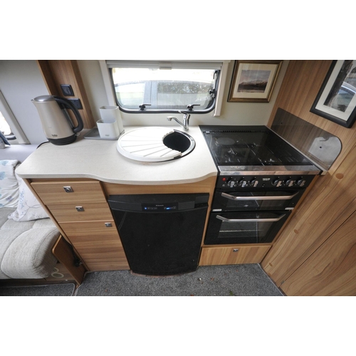 999 - AN ELDDIS AVANTE 462 CHATSWORTH 2 BERTH TOURING CARAVAN fully fitted with cooker, water heater, frid... 