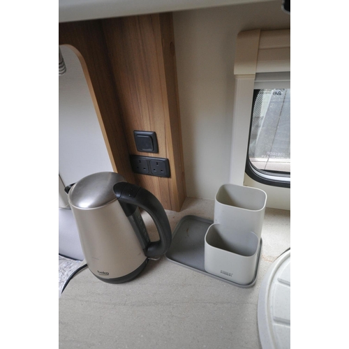 999 - AN ELDDIS AVANTE 462 CHATSWORTH 2 BERTH TOURING CARAVAN fully fitted with cooker, water heater, frid... 