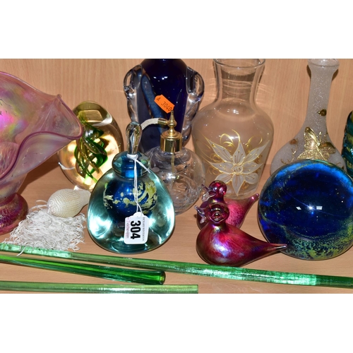 304 - A GROUP OF COLOURED AND DECORATIVE GLASSWARES, to include a Jane Charles studio glass blue and clear... 