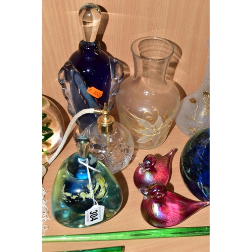 304 - A GROUP OF COLOURED AND DECORATIVE GLASSWARES, to include a Jane Charles studio glass blue and clear... 