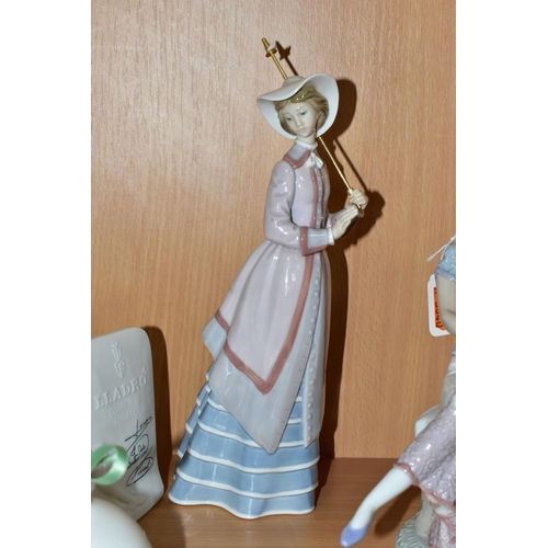 313 - TWO LLADRO FIGURINES, A PLAQUE AND A BELL, comprising Picture Perfect no 7612, issued and retired in... 