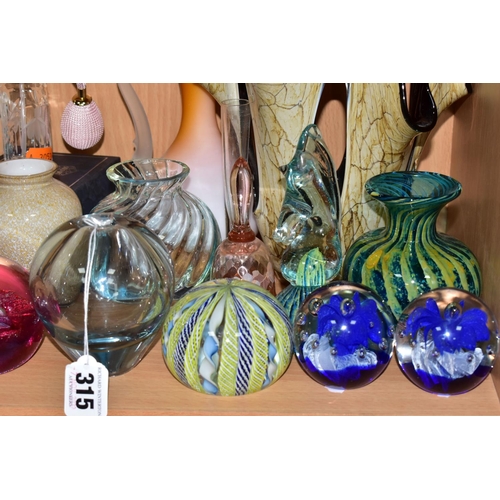 315 - A GROUP OF COLOURED AND DECORATIVE GLASSWARES, to include a 1960s Per Lutken for Holmegaard clear Ro... 