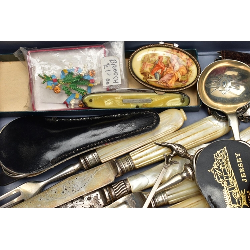 59 - ASSORTED SILVER AND ITEMS, to include a white metal purse with an engraved monogram to the centre, r... 