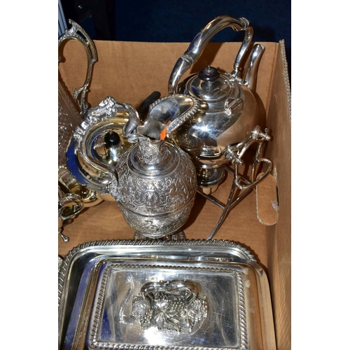 75 - A BOX OF ASSORTED WHITE METAL WARE AND CUTLERY, to include a glass and white metal claret jug featur... 